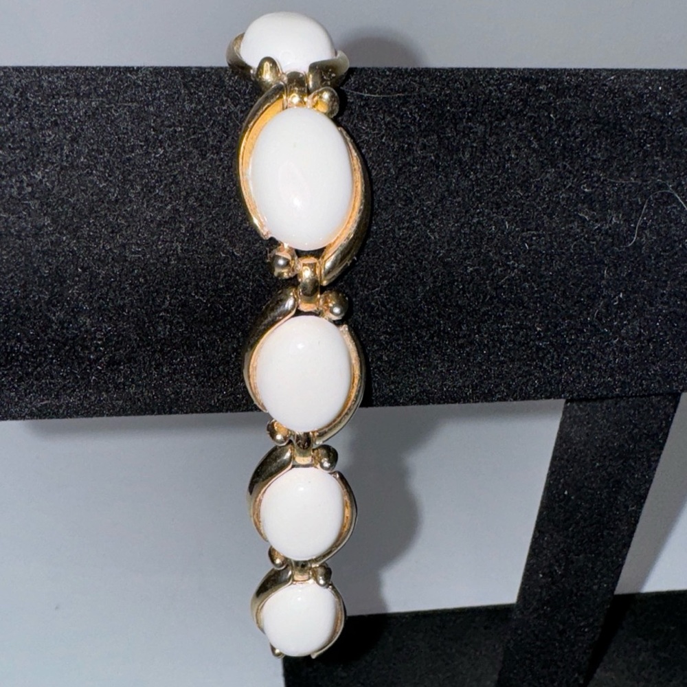VINTAGE SIGNED TRIFARI CROWN WHITE & GOLD TONE BRACELET MCM MILK CABOCHON